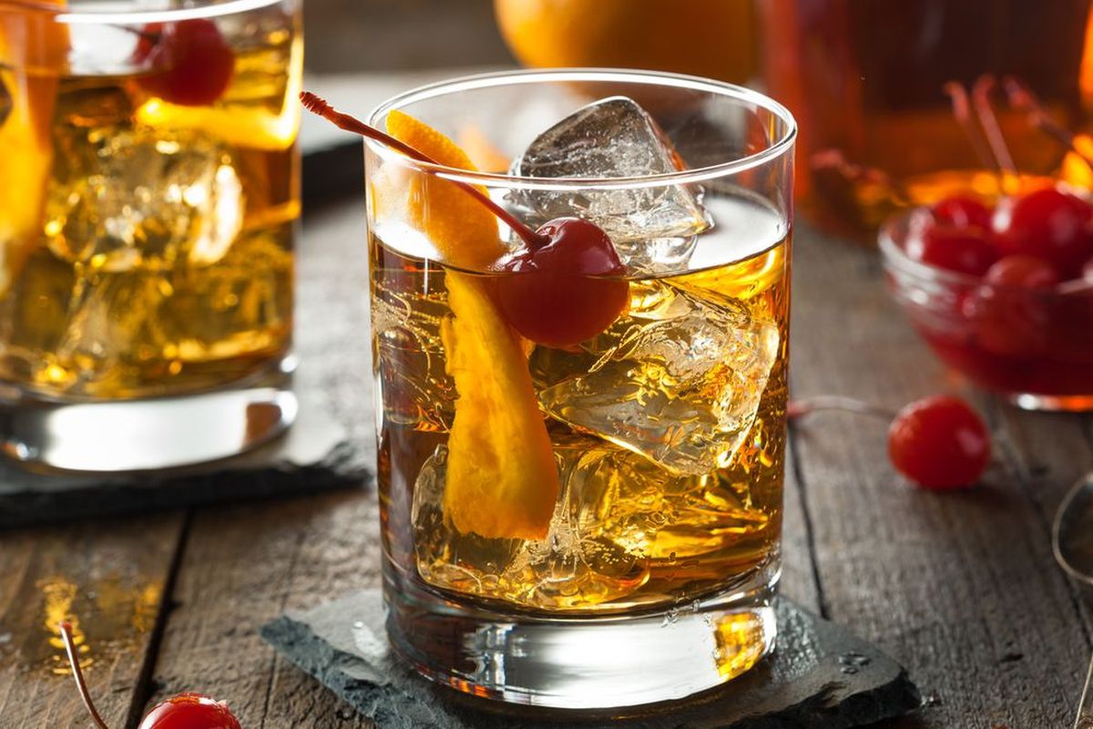 Классический коктейль Old Fashioned готовится из виски.